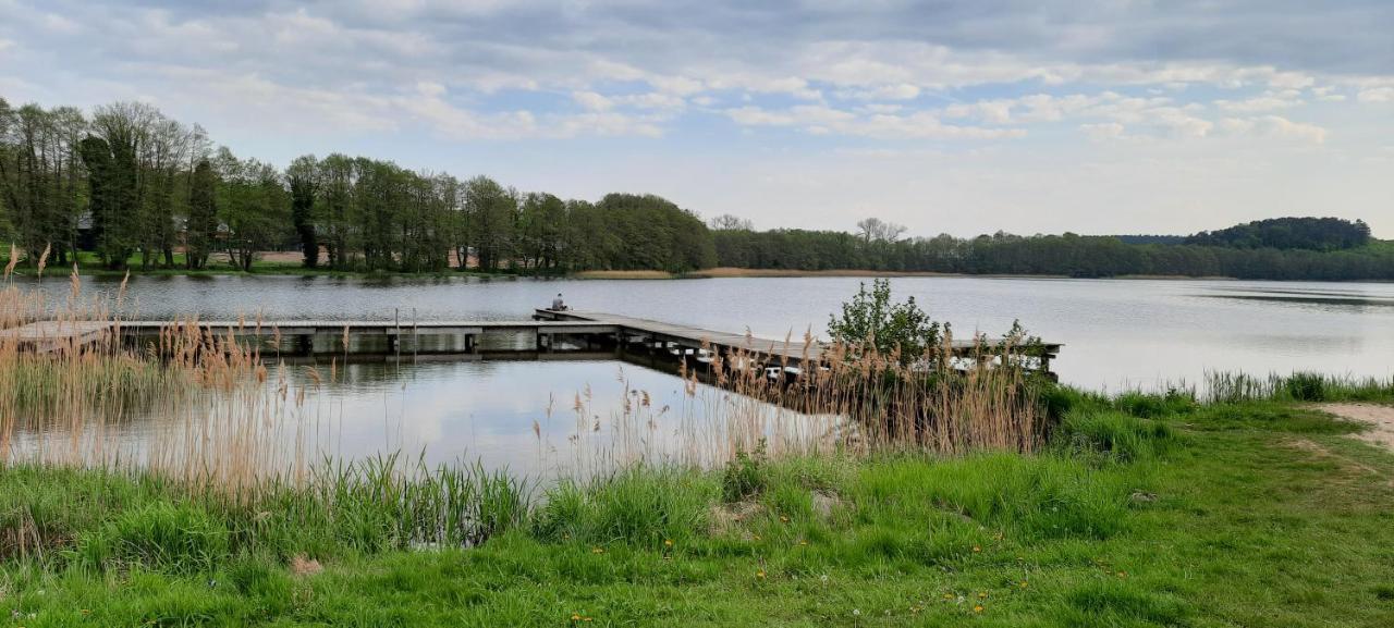 Szary Domek Nad Jeziorem Kolczewo Exterior photo